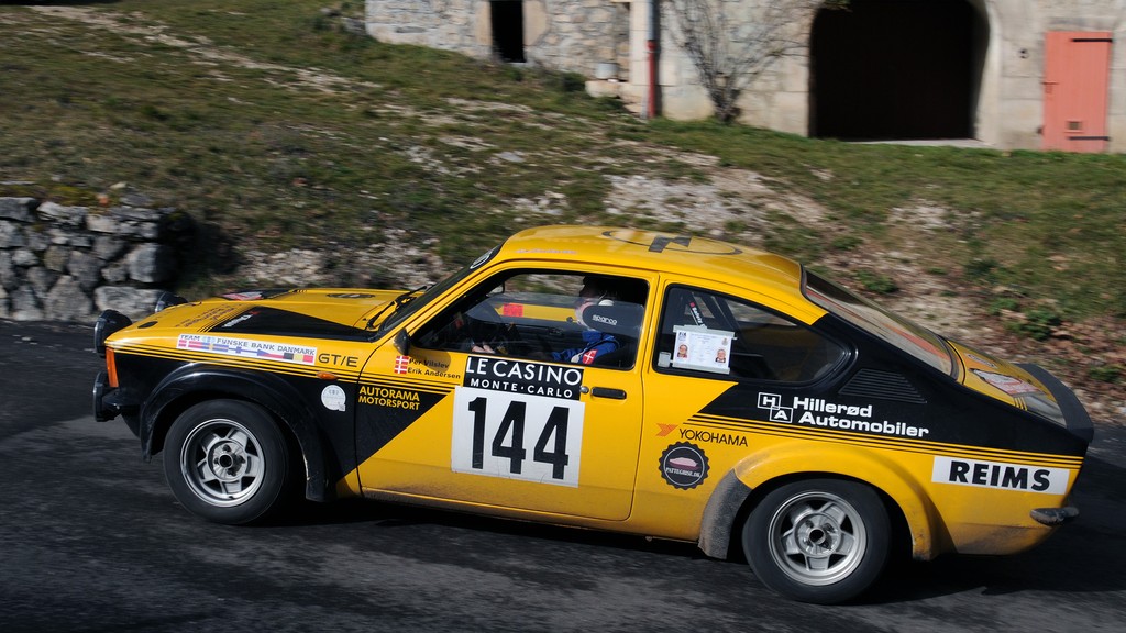 Per Vilslev og Erik Andersen i den fine Opel Kadett GTE skaber altid opmærksomhed hos publikum
(Foto: rallypics.dk / Viggo Johansen)